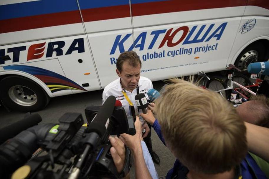 Il general manager della Katusha Viacheslav Ekimov circondato dai media dopo la notizia della positivit alla cocaina di Luca Paolini. Afp 